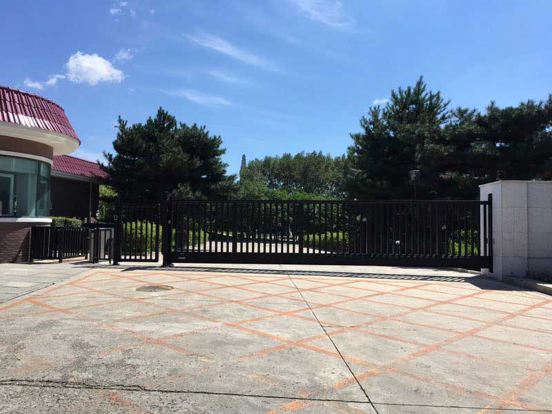 長(zhǎng)春世界雕塑公園大門(mén)駿寶838-L懸浮門(mén)